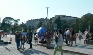 Пред храма "Св. Александър Невски": Демонстрация в защита на кабинета "Петков"