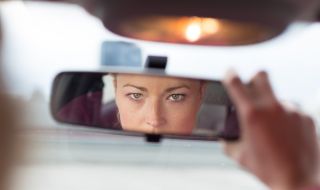 Млада таксиджийка настръхна, като видя кой се качва в колата ѝ (ВИДЕО)