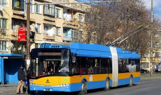 Шофьор на столичен тролейбус върна изгубен плик с документи и пари