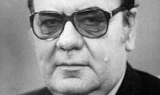 6 юли 1990 г. Петър Младенов подава оставка