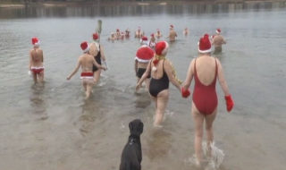 Германски "тюлени" скочиха в ледено езеро за Коледа