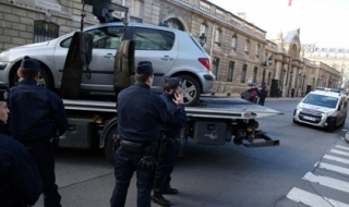 Сърдит театрален шеф атакува Елисейския дворец с колата си