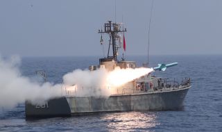 Американски военен кораб произведе предупредителни изстрели