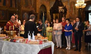 Министър Нинова присъства на благодарствен молебен по случай Деня на хлебаря