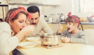 Как да научите детето на френски обноски на масата