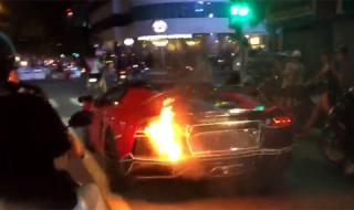 Lamborghini Aventador се запали в движение (ВИДЕО)