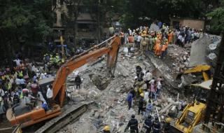 Ужас след рухване на сграда в Индия