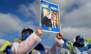 На косъм! Румънското правителство оцеля във вот на недоверие