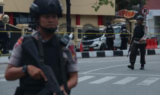 Нападнаха полицаи с мачете в Индонезия