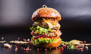Прочута верига за бързо хранене вкара в менюто най-големия бургер в историята си