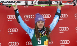 Тина Мазе спечели първото спускане за сезона