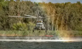 Руски хеликоптер Ми-8 падна в Онежкото езеро ВИДЕО