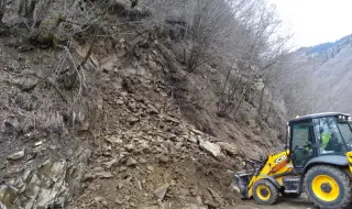Опасност от падане на скални късове затвори пътя София - Самоков за нощта