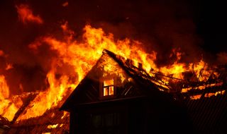 В Гърция плащат 150 хиляди евро на хора с изпепелени от пожарите къщи