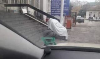 Болницата във Варна за починалия на стол пред входа ѝ: Той е бездомник