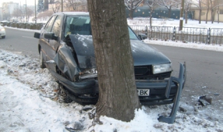 Двама загинаха при катастрофи