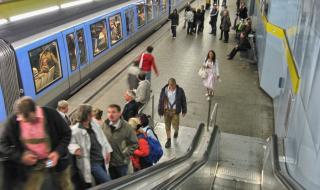 Мъж с коронавирус облиза парапетите в метрото