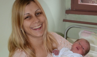 Момичета са първите бебета във Варна и Велико Търново