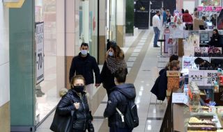 Локдаун: Трескаво пазаруване в моловете