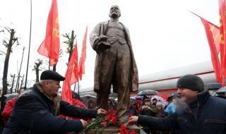 Мъж се опита да съживи Ленин със зехтин