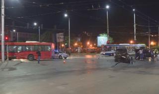 Градски автобус помля две коли на червен светофар във Варна