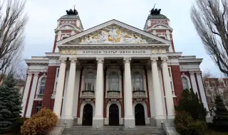 Народният театър обяви странна поръчка за самолетни билети до 237 дестинации