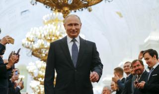 Путин се ръкува само с трима души