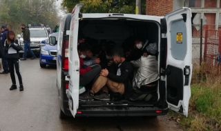 Задържаха двама за трафик на мигранти