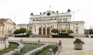 Пред НС: Протести "за" и "против" оръжие за Украйна