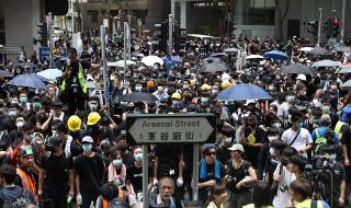 Мъже в черно блокираха Хонконг (ВИДЕО)