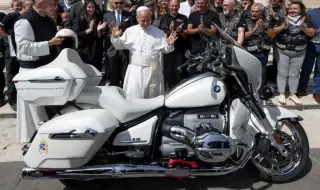 Папата продава ексклузивен мотоциклет BMW