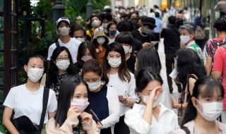 Заради пандемията: японският премиер Суга се оттегля