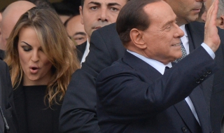 Берлускони едва не припадна на партиен форум