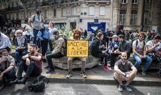 Демонстрации в Лондон и Париж срещу задължителната ваксинация