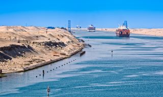 Най-големият контейнеровоз в света премина през Суецкия канал 