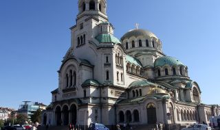 Премахват депутатските паркоместа около „Ал. Невски"