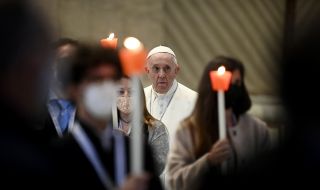Папа Франциск бори COVID-19 с молитви