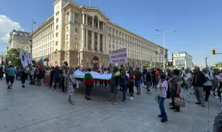 Жива верига около Народното събрание, центърът на София остава блокиран