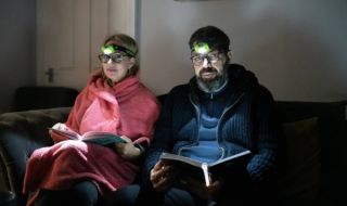 Българин накара семейството си да носи фенери, за да спести от сметки за ток 