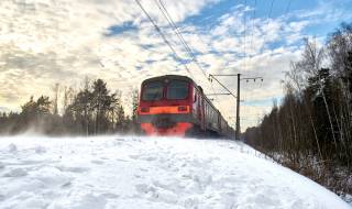 Влак предизвика зрелищна лавина на гара (ВИДЕО)