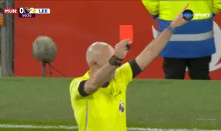 Футболист на Ман Юнайтед оскуба косата на съперник и бе изгонен (ВИДЕО)