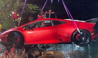 Шофьор на Lamborghini обърка газта със спирачката и се озова в езеро