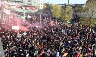 Феновете на Арсенал окупираха "Емиратс" заради протест към собственика на клуба