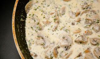 Рецепта на деня: Гъби с подправки в заквасена сметана