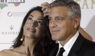 Клуни дава 1,3 милиона за раждането на децата му