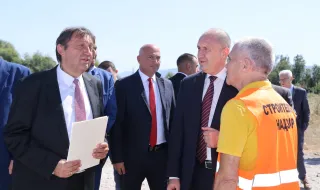 Радев: България час по-скоро се нуждае от магистрали
