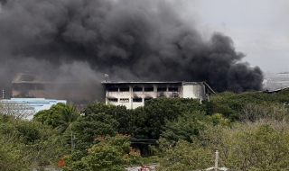 Буен пожар пламна във филипинска фабрика