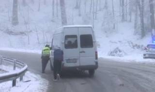 Сняг падна на "Шипка", закъсаха коли (Видео)