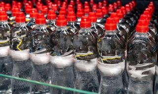 В Гърция: Цената на бутилка вода зависи от това дали е топла или студена