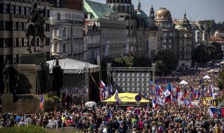 Десетки хиляди се събраха на протест в Прага